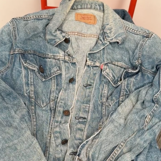 Unboxing video of a vintage denim jackets wholesale bale featuring brands like Levi’s, Wrangler, Guess, and more – ideal for resellers and vintage shops.