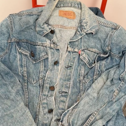 Unboxing video of a vintage denim jackets wholesale bale featuring brands like Levi’s, Wrangler, Guess, and more – ideal for resellers and vintage shops.