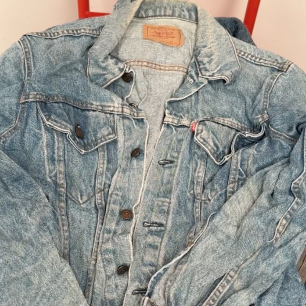 Unboxing video of a vintage denim jackets wholesale bale featuring brands like Levi’s, Wrangler, Guess, and more – ideal for resellers and vintage shops.