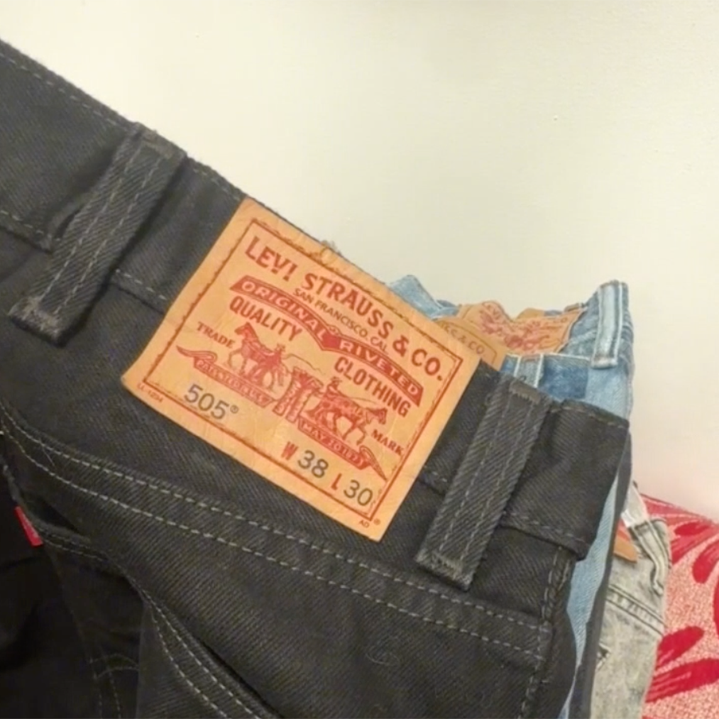Unboxing a 45kg vintage Levi’s jeans wholesale bale featuring assorted authentic denim styles, fits, and washes.
