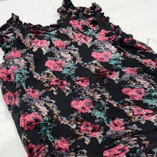 Unboxing a wholesale 25kg bag of vintage and modern women’s summer tops – includes sleeveless tops, blouses, camis, and lightweight styles for resale.