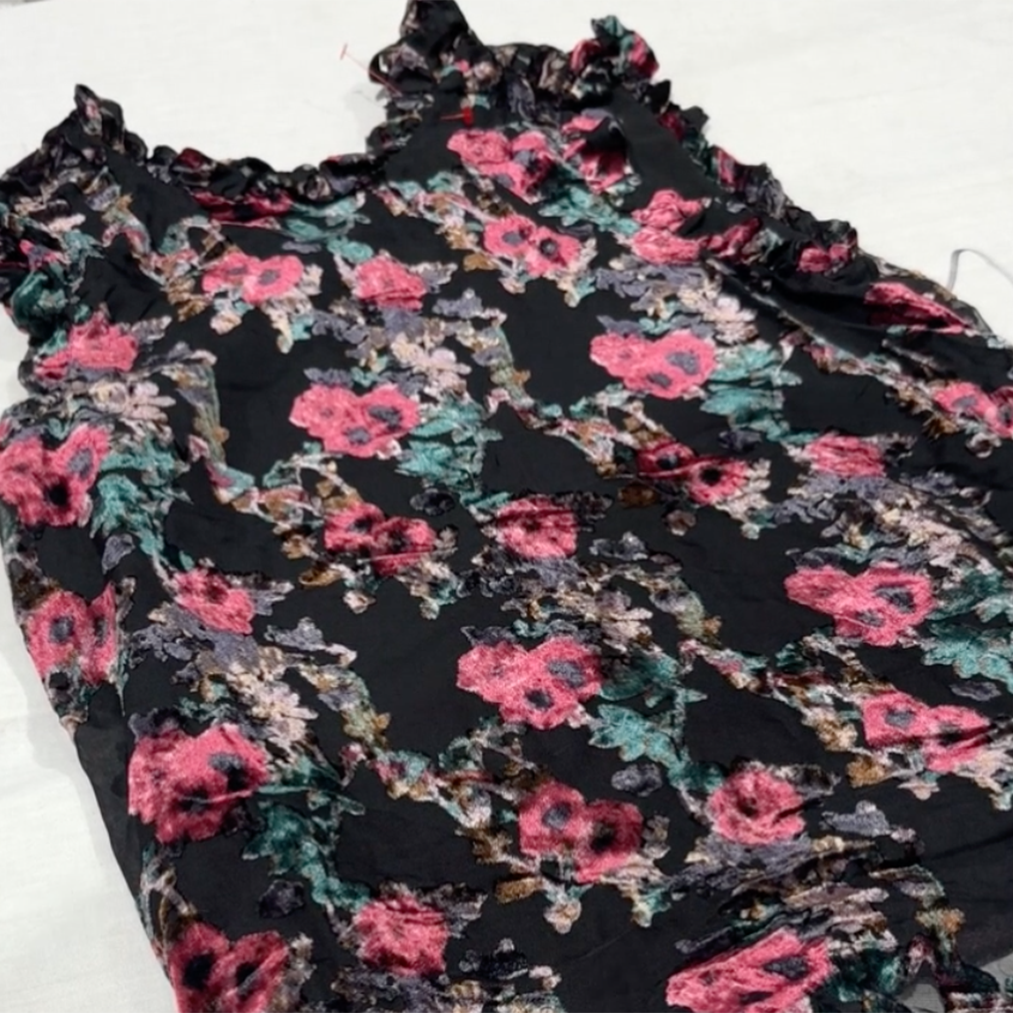 Unboxing a wholesale 25kg bag of vintage and modern women’s summer tops – includes sleeveless tops, blouses, camis, and lightweight styles for resale.