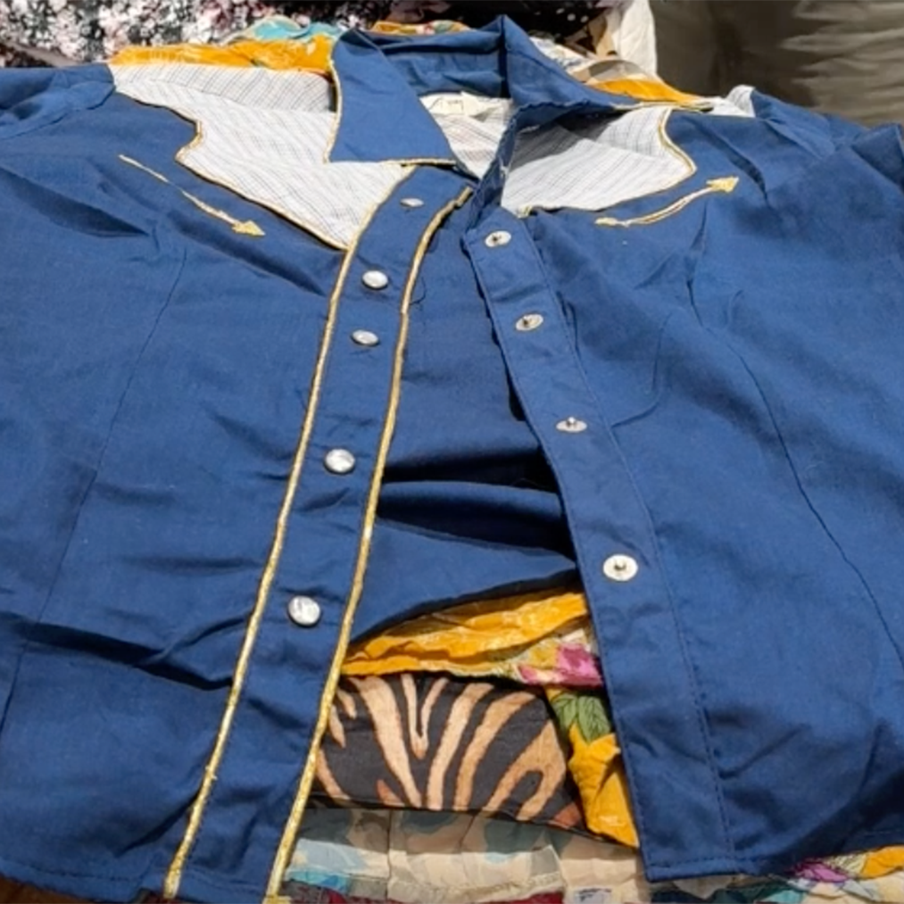 Unboxing a 25kg vintage women's shirts and blouses wholesale bag – floral prints, 80s styles, pastels, patterned blouses and more