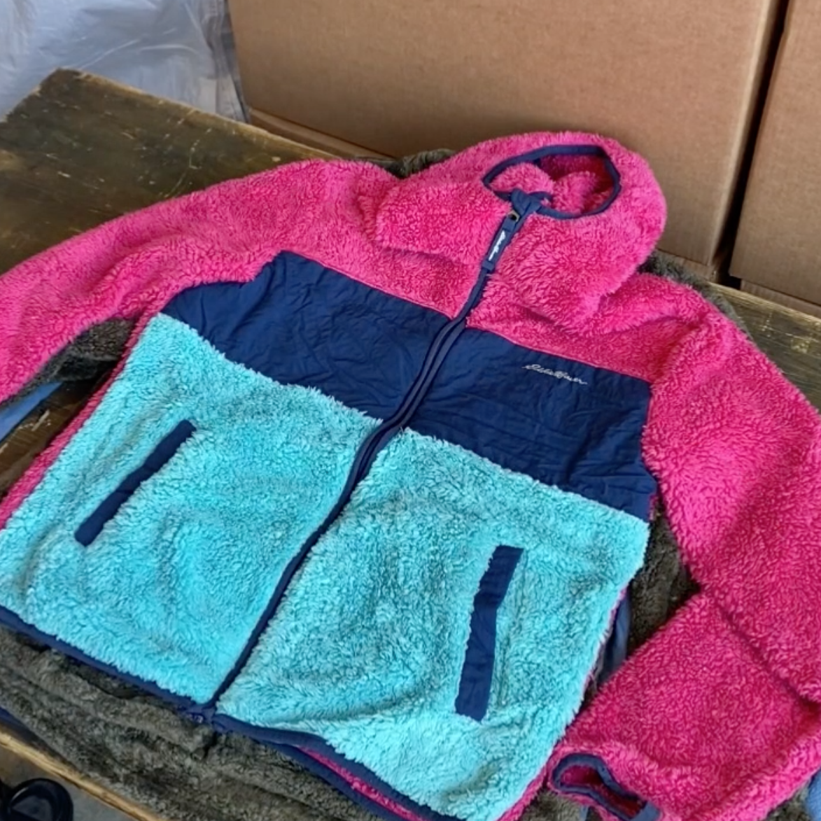 Unboxing video of Vintage Fleece Pullover & Jackets Wholesale Bundle
