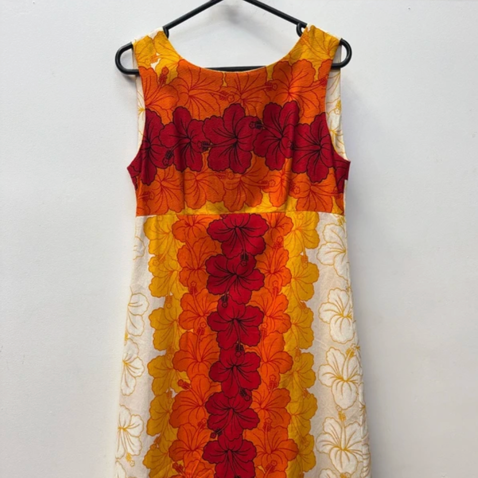 Unboxing a 45kg wholesale bale of vintage Hawaiian dresses for women – assorted tropical prints, summer styles, and bold colours.