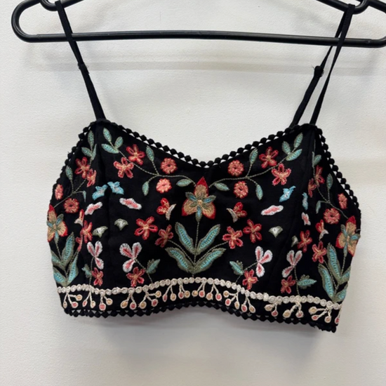 Unboxing a wholesale 25kg bag of vintage and modern women’s summer tops – includes sleeveless tops, blouses, camis, and lightweight styles for resale.