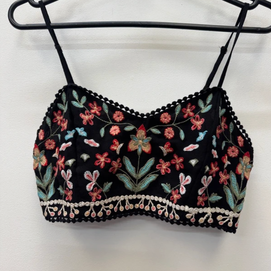Unboxing a wholesale 25kg bag of vintage and modern women’s summer tops – includes sleeveless tops, blouses, camis, and lightweight styles for resale.