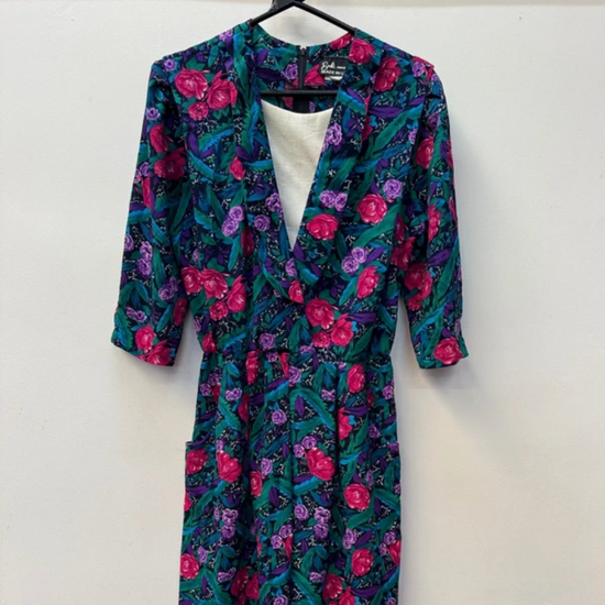 Unboxing a 45kg bale of vintage 1980s dresses – wholesale women's fashion for resale including classic styles, bold prints, and iconic silhouettes.
